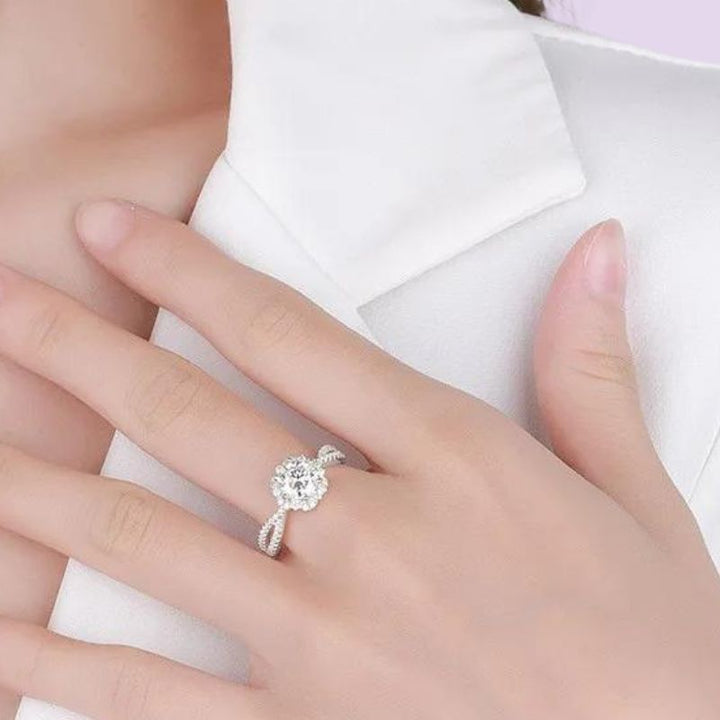 Anillo de compromiso con amor propio y flores